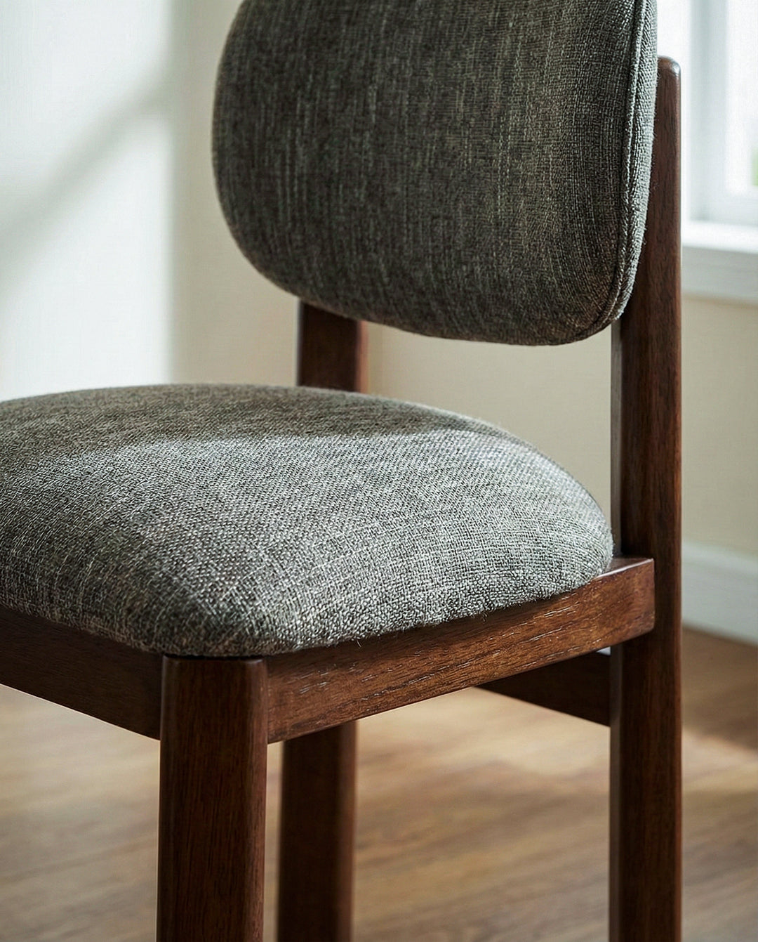 트로페즈 다이닝 체어